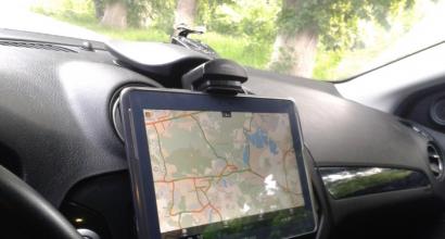 Do-it-yourself-Tablet-Halterung im Auto Do-it-yourself-Tablet-Halterung am Lenkrad