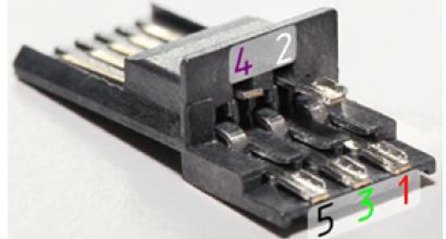 keluaran USB 2.0.  Pinout konektor USB untuk mengisi daya ponsel.  Pinout USB berdasarkan warna